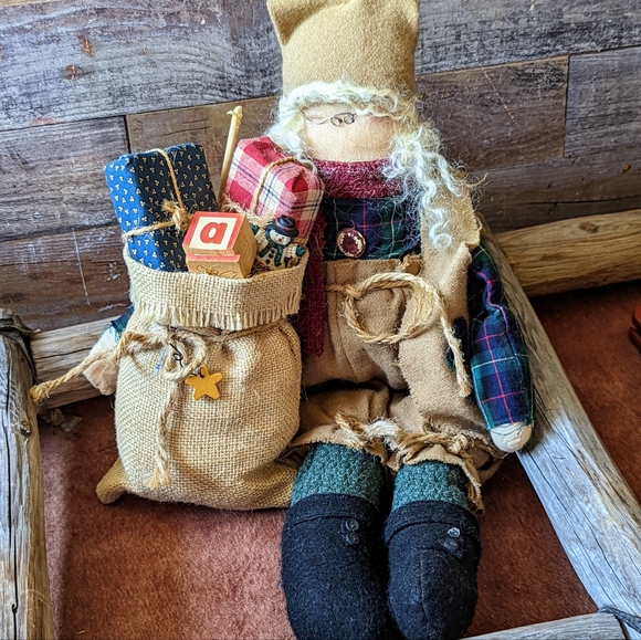 Vintage Collectible Santa With Bag of Goods & Lots of Detail - Picture 2 of 14